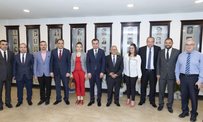 Kayseri Serbest Muhasebeci Mali Müşavirler Odası yönetimi Başkan Büyükkılıç’ı ziyaret etti