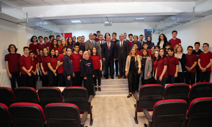 Vali Günaydın Kariyer Günleri’ne katıldı