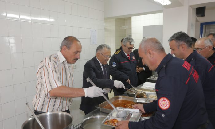 BÜYÜKKILIÇ, İTFAİYECİLER İLE BİRLİKTE YEMEK YEDİ