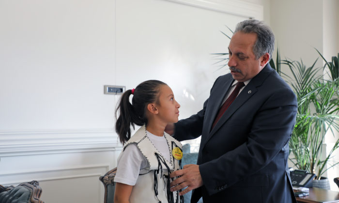PATİ KÖY’ÜN MUHTARI, YELEĞİNİ GİYDİ